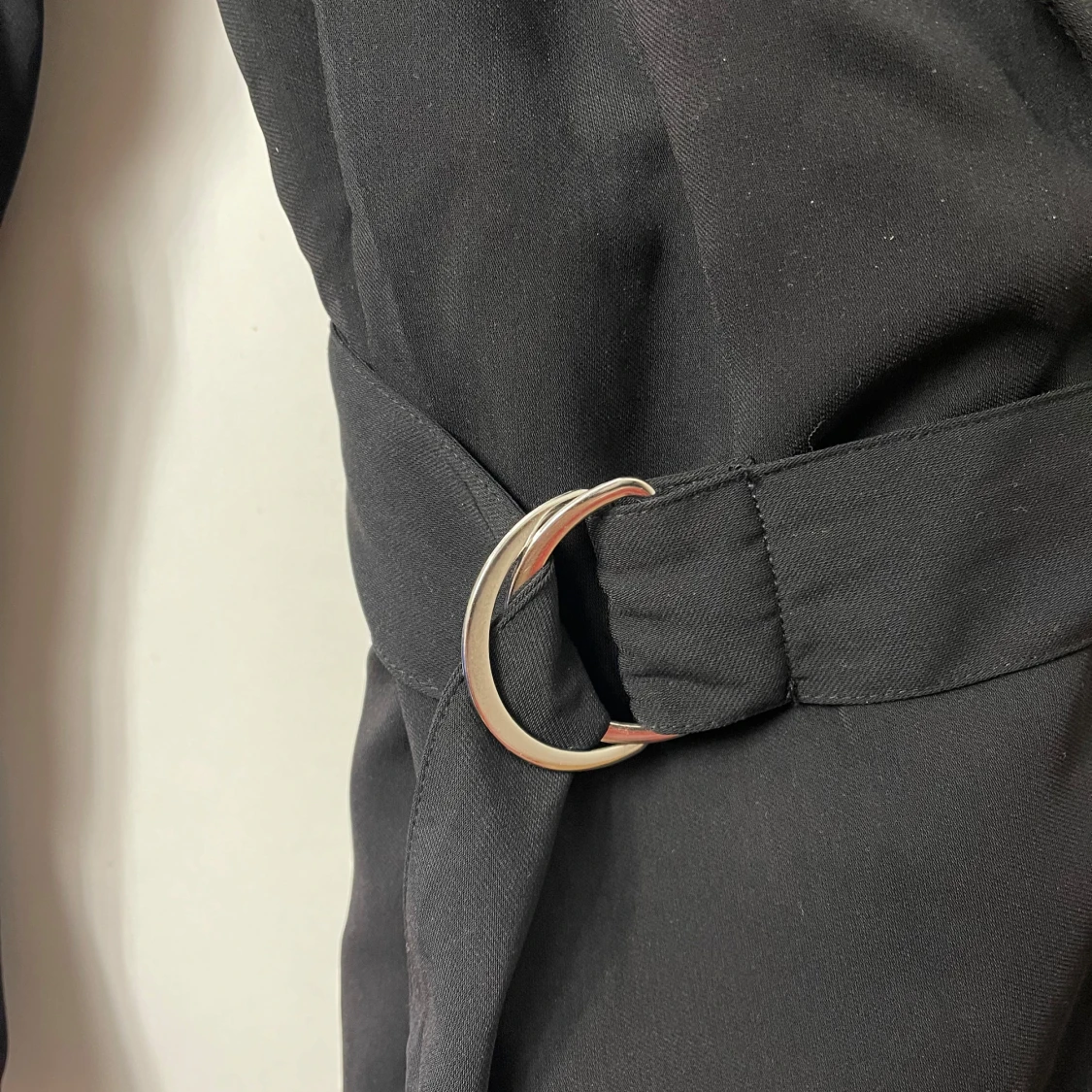 Svart klänning/jumpsuit med bälte - 90