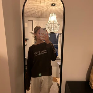 Brun sweatshirt med text - Mysig brun sweatshirt med texten 'FANCOURT COUNTRY CLUB' på framsidan. Tröjan har en loose passform och långa ärmar, vilket gör den superbekväm. Ett måste för höstgarderoben!