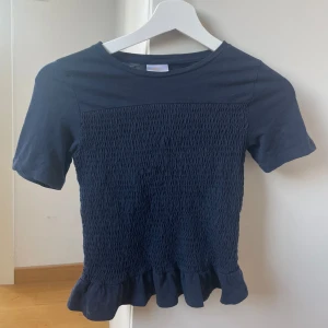 Blå topp - Blå topp från Gina Young! Bra skick, storlek xxs, storlekslappen är tyvärr borta! 