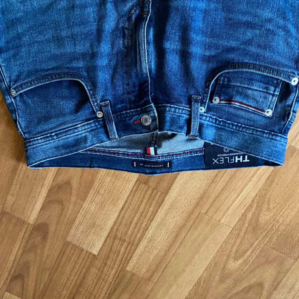 Säljer dessa sjukt snygga jeans. Aldrig använda bara provade. Dessa går för 1500kr mitt pris 700kr. Priset inte i hugget och går att diskutera om snabb affär😊😊. Jeans & Byxor.