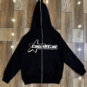 Svart hoodie med Celestial-tryck - Säljer en svart hoodie med coolt Celestial-tryck på framsidan. Den har en dragkedja och en stor huva, perfekt för att hålla sig varm och bekväm. Passar både till vardags och chillkvällar. Grymt snygg och enkel att matcha med andra plagg!