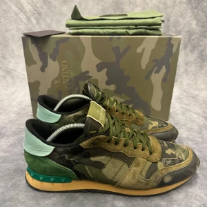 VALENTINO ROCKRUNNERS  - - Valentino Rockrunners- Skick: 7/10 - Tillbehör: Enbart skorna - Storlek 40 - Nypris ca 7500kr // DeluxeCloset