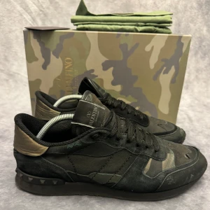 VALENTINO ROCKRUNNERS  - - Valentino Rockrunners- Skick: 8/10 - Tillbehör: Enbart skorna - Storlek 43 - Nypris ca 7500kr // DeluxeCloset