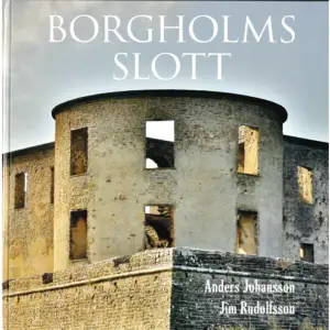 Som ett örnnäste blickar Borgholms slott ut mot Kalmarsund. För sjöfarare i sundet måste borgen tiderna igenom ha förefallit både respektingivande och ointaglig. Borgholm är på två sidor omgiven av en brant som omöjliggjorde stormning från sjösidan. Från ölandsbron ser man slottet vid klart väder. Avståndet är tre mil. Det har sagts att Borgholm är något enastående vid de nordiska haven. Bara Kronborg, Hamlets slott, i Danmark kan uppta en tävlan. Och det är verkligen en väldig byggnad. Kalmar slott skulle till exempel nära nog rymmas på Borgholms borggård! Byggnadshistorien sträcker sig djupt ner i medeltiden. Kärntornet, kastalen, byggdes innanför en äldre ringmur. Medeltidsborgen förvandlades av Johan III till ett renässansslott. Hans byggnadsverk var det största som någonsin hade uppförts i vårt land. Under stormaktstiden var Östersjön närmast ett svenskt innanhav. Sällan eller aldrig har det nationella kulturarvet omhuldats i vårt land som vid mitten av 1600-talet. Slott, borgar och fornminnen skulle ge glans och legitimitet åt Sveriges maktposition i Europa och nationell identitet åt det egna landet. Karl XII avblåste alla arbeten på Borgholm, pengarna behövdes till hans krig. Därefter kom byggnationen aldrig mer igång. Men av alla kungar som huserat på Borgholm är Karl XII den mest påtagligt närvarande. Hans namnteckning är nämligen bevarad på väggen i västra längan. Under 1700-talet förvandlades Borgholm långsamt till ruin. Eldsvådan 1806 fullbordade det som naturen gjort i långsammare takt. Kvar av hela härligheten på klippan finns i dag en ruin som lockar mer än 100 000 besökare om året under en säsong. Vad är det vi söker? Kanske försöker vi få kontakt med någon yttring av historien, om så bara med den kittlande skräcken som finns i att föreställa sig fängelsehålorna, eller den 54 meter djupa jungfrubrunnen, som sträcker sig 14 meter under Kalmarsunds vattennivå. Hur gick det till när denna brunn grävdes och stensattes på 1200-talet? Inte att undra över att folkminnet bevarat historien om jungfrun som i olycklig kärlek hoppade ner i brunnen och sedermera flöt upp på toppen av Blå Jungfrun. Verkligheten förefaller endast obetydligt mindre osannolik än dikten. Det fullbordade och förvirrade är en del av Borgholms historia, liksom branden för 200 år sedan och vår tids bevarandeprogram. För bokens tillkomst svarare kastellanen vid slottet, Jim Rudolfsson, dess främste kännare och författaren och fotografen Anders Johansson, som också tagit bilderna.    Format Inbunden   Omfång 115 sidor   Språk Svenska   Förlag Ängö bok och bild   Utgivningsdatum 2018-05-01   Medverkande Anders Johansson   Medverkande Jim Rudolfsson   ISBN 9789188499073  