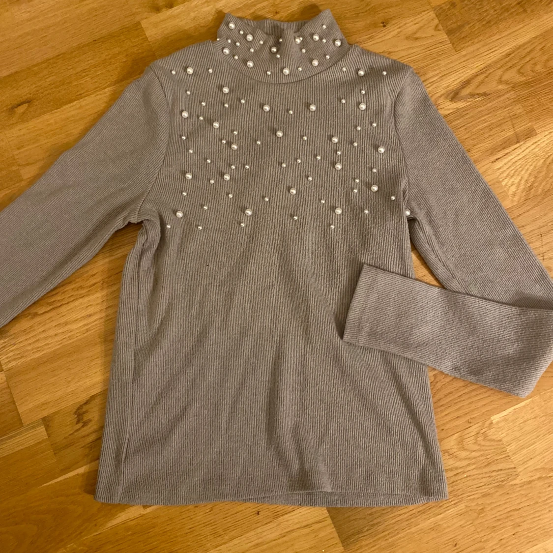 Grå ribbad polotröja från Zara