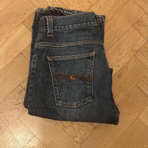 Nudie jeans - Nudie jeans i straight passform. Storlekslappen är urtvättat men uppskattar till 29/30 längd ungefär