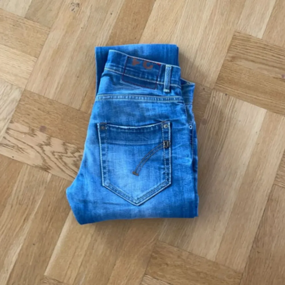 Hej! Säljer nu ett par riktigt feta och unika dondup jeans i storlek 31. Dom är i bra skick och har använts sparsamt. Modellen är slim fit så dom sitter slim. Vid frågor och funderingar är det bara att höra av sig.. Jeans & Byxor.