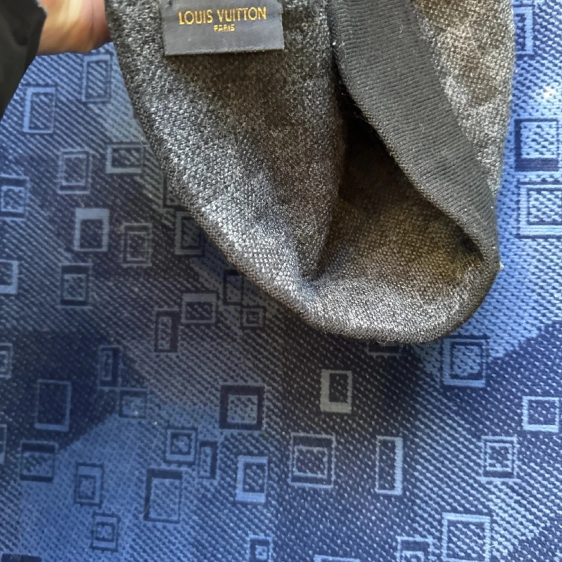 Grå mössa från Louis Vuitton - 90