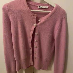 Rosa kofta från Zara - Superfin rosa kofta från Zara. Den är sparsamt använd och i jättebra skick 