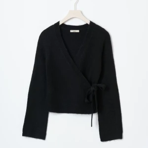 Gina omlott/wrap kofta - Så snygg eftertraktad stickad omlottkofta! Har varit slutsåld jättelänge, lappar finns kvar! Pris kan diskuteras💕