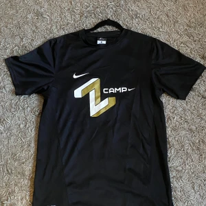 Svart träningströja  - Säljer en svart Nike Dri-FIT fotbollströja i storlek S. En Zlatan camp träningtröja med Ibrahimovic och nummer 11 på ryggen! använd ett fåtal gånger!🌟