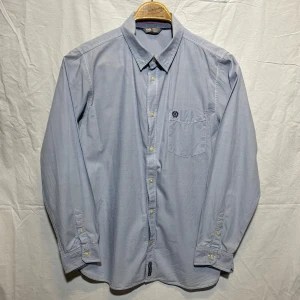 Ljusblå skjorta - Säljer en stilren ljusblå skjorta från Lindex i storlek EUR 164/S. 