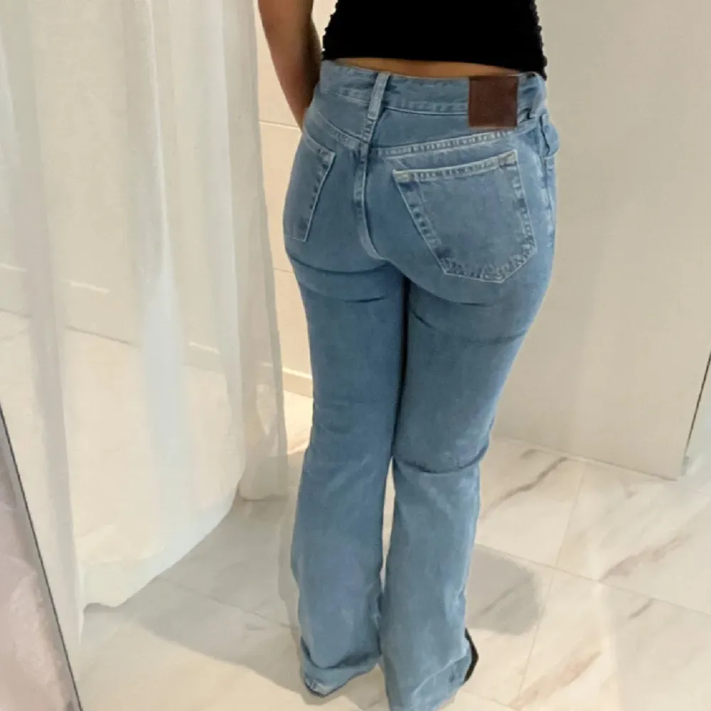 Bilder tagna av Elin carlsson eftersom de va henne jag köpte byxorna av och dem ej passar mig, Säljer ett par snygga blå jeans som e köpta på bikbok ifrån början, De är deras lågmidjade bootcut modell, storlek w24 L32. Köpte dem på Plick för nån vecka sedan men kan ej ha dem för de var för små.. Farkut & Housut.