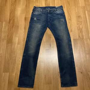 Säljer ett par snygga blå diesel jeans i fint skick. De är i slim-tapered fit och har riktigt snygga slitningar. Storlek 30/30 men hade sagt att det passa mer som 30/31 🔥👖❄️