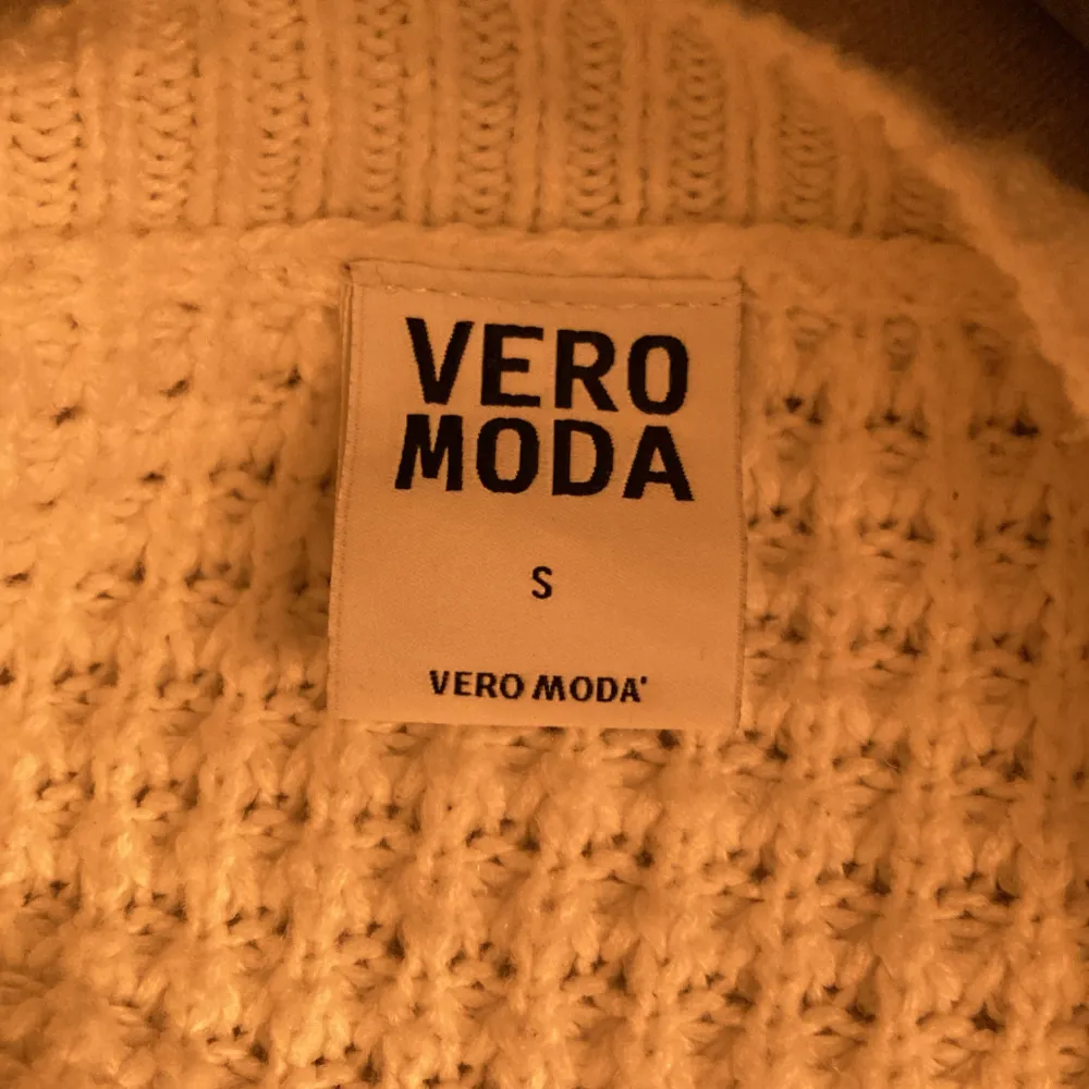 Säljer en superfin vit stickad tröja från Vero Moda i storlek S. Den har långa ärmar och coola fransdetaljer framtill som ger en unik look. Perfekt för höst och vinter när du vill vara både varm och stilren. . Tröjor & Koftor.