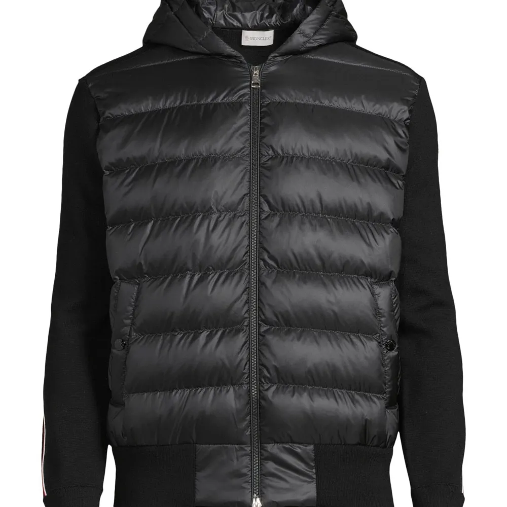 Säljer en snygg moncler cardigan. Jackan har en quiltad design med dragkedja framtill och en broderad Moncler-logga på ärmen. Perfekt för höst och vinter, håller dig varm och stilren. Passar både till vardags och lite finare tillfällen. Skriv om ni vill ha fler bilder!!!. Jackor.