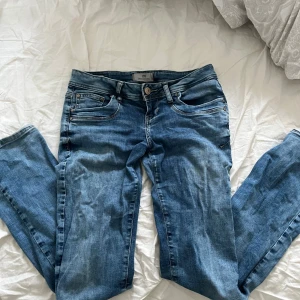 Blå jeans i bra skick - Säljer ett par snygga blå jeans i bra skick från ltb. Passformen är normal och det är väldigt bekväma💕