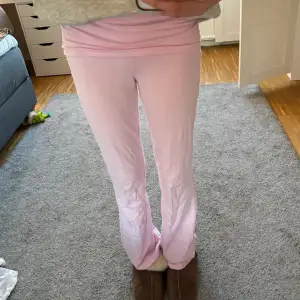 Jättemjuka yoga pants i rosa💓💓 De har inga defekter, de är dock för korta för mig. Därför måste jag sälja🌟Nypris är 360kr!