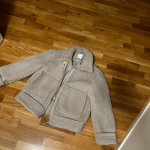 Beige teddyjacka från H&M - Använd 1 gång, jätte mysig och tjock Teddy jacka🤎🤍