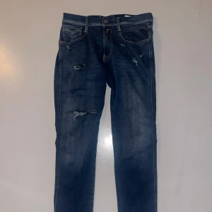 Replay anbass  - Riktigt feta jeans med sköna slitningar, säljs då jag inte använder de! Pris går absolut att diskuteras vid snabb affär. W31 L34 