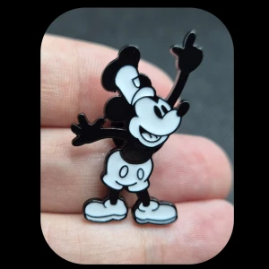 Pin - Musse Pigg som "Ångbåtskalle" - Pin från första Musse pigg filmen med ljud 1929, mått på den är: 3.6×2.5cm. ✨️Titta igenom alla mina upplagda & köp fler saker i Bundle för att spara på frakten & få allt du köpt i ett & samma paket✨️ För att köpa med Bundle så får du först trycka i "Köp med bundle" sedan väljer du ut allt du vill köpa för att få allt på samma frakt = Billigare 👌 Om du däremot köper fler varor i olika köp blir det egen frakt för varje köp. Önskar du swisha mej, meddela mej vad du vill köpa så ordnar vi det 👌