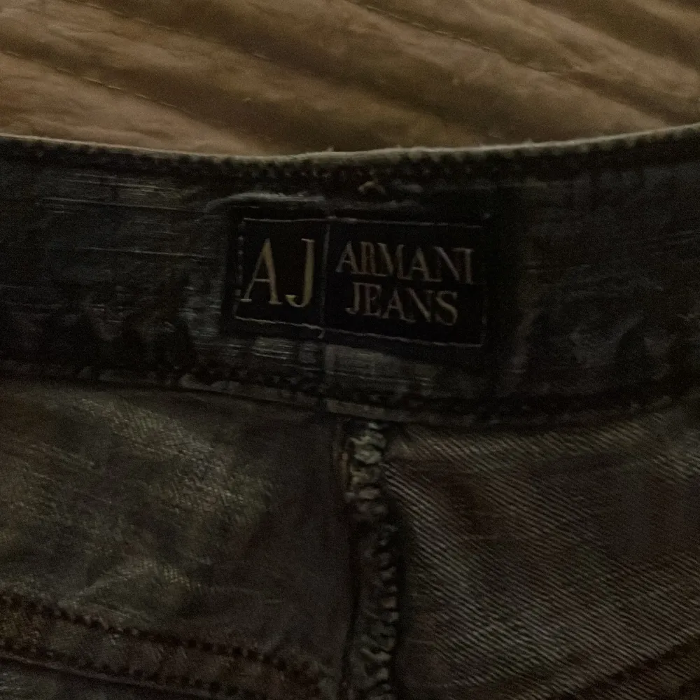 Säljer ett par snygga blå jeans från Armani Jeans. Low waist bootcut i storlek 36 men passar storlek 38. Köpte för 2000. Glitter detalj på ena bakfickan❤️‍🔥❤️‍🔥lägger ut  för 1000 men pris kan diskuteras . Jeans & Byxor.