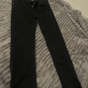 Svarta jeansbyxor - Säljer ett par svarta jeans i mycket bra skick.  Passar till allt och är superbekväma.
