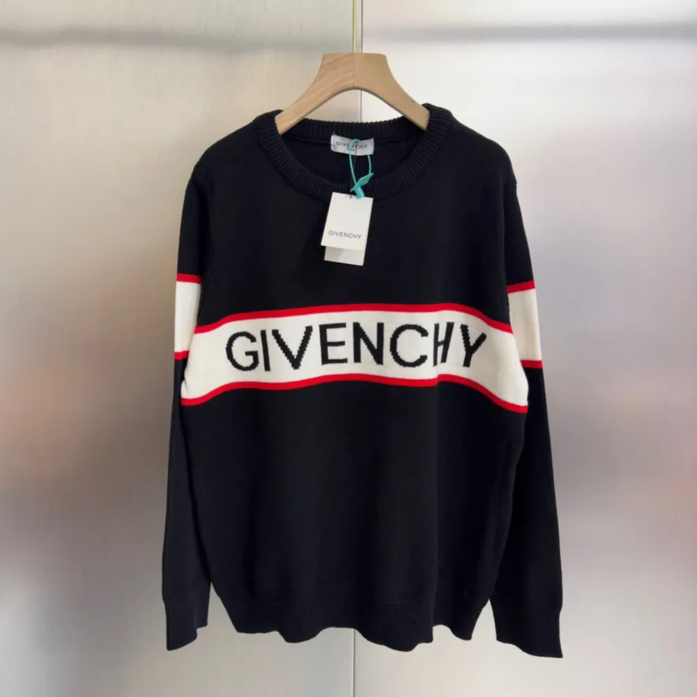 Väldigt snygg Givenchy tröja. Oanvänt, håller dig varmt, perfekt skick. Alla storlekar är inne nu. Tröjor & Koftor.