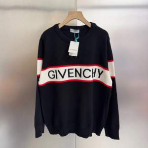 Väldigt snygg Givenchy tröja. Oanvänt, håller dig varmt, perfekt skick. Alla storlekar är inne nu