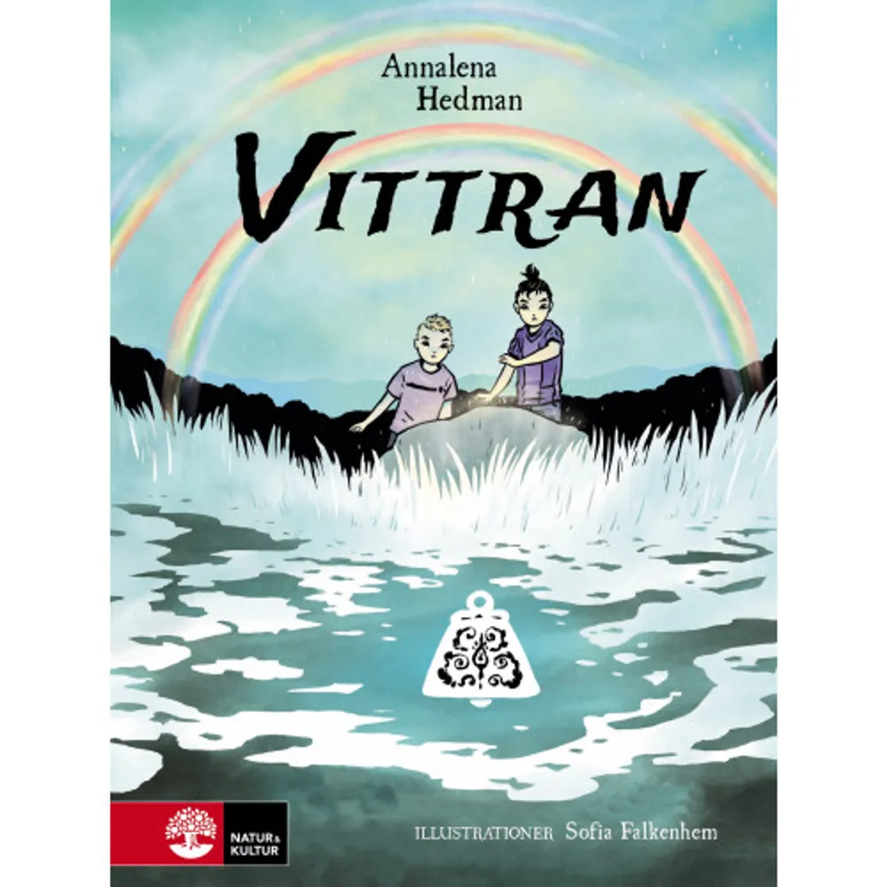  Den här boken är jättebra! En bok som alla måste läsa Kamratposten Annalena Hedman och illustratören Sofia Falkenhem vet verkligen hur en historia ska berättas så att alla Sveriges 9-13-åringar bara vill läsa och lyssna mer och mer och mer. Och mer. Västerbottenkuriren  Nominerad till Barnradions bokpris 2019!Hannes och Emil går ut i skogen och möts av en överraskning. I en glänta träffar de Sveriges mest kända fotbollsspelare genom tiderna: Herman Manieri. Efter VM-finalen mot Tyskland där Herman fick hjärnsläpp och slog in ett självmål, gömmer han sig nu i en Västerbottnisk skog. Där har han byggt sig några kojor och gömmer sig från press och besvikna fans. Snart är hela byn engagerad i Hermans hemlighet. Bente som är veterinär syr ihop ett sår, för i byn finns doktorn bara en dag i veckan. Aruba ger honom tre höns och Mimmi och Henry kommer förbi med en gitarr så att han har något roligt att göra. Hembygdsföreningen lär honom att fläta korgar. Men det är något som håller Herman vaken om nätterna, något som sjunger i skogen. Kanske är det sant det som Eivor säger, att där två vatten möts händer magiska grejer. Och när en dubbel regnbåge går ner i skogen där bäcken möter älven bestämmer sig Hannes, Emil och Herman för att undersöka saken närmare.    Format Inbunden   Omfång 173 sidor   Språk Svenska   Förlag Natur & Kultur Allmänlitteratur   Utgivningsdatum 2019-05-04   Medverkande Sofia Falkenhem   ISBN 9789127156463  . Böcker.