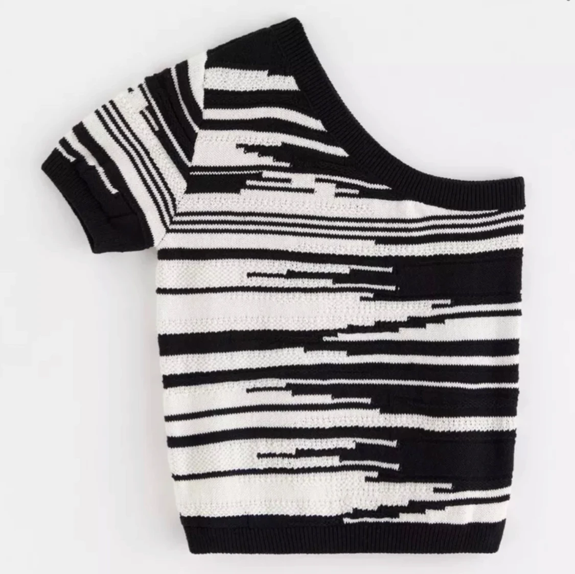 Svartvit randig oneshoulder topp