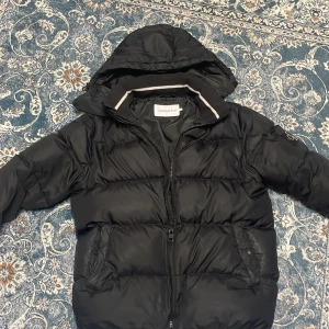 Svart pufferjacka från Calvin Klein Jeans - Säljer denna jättesnygga CK Jackan! 9/10 skick! Fråga om ni undrar om något! 