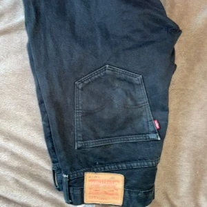 3 x Levis 501 samma strl med hål på samma ställe - Har ej tid att laga så skickar det görna till någon som har den tiden!