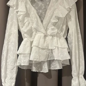 Vit blus  - Säljer denna snygga vita volangblus, en supersöt blus som funkar bra till många tillfällen. Som tyvärr är för stor för mig, så har inte kommit till så mycket andvändning. 💕💕