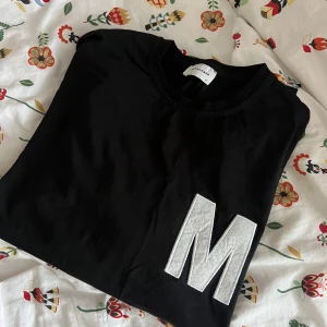 Svart tshirt - Svart oversize t-shirt med bokstaven M på 💕