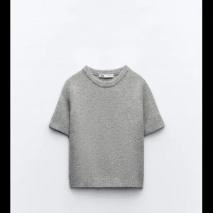 Stickad och kortärmad crop topp - ORIGINAL PRIS: 329 kr 💞 bra kvalite, använt ett par gånger. väldigt lite nopprig men inte något som man märker eller tänker på. Säljer för att jag inte använder den och behöver plats i min garderob❤️ det går bra att trycka på köp nu direkt!