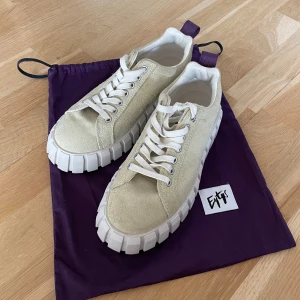 Eytys Odessa Suede Sneakers  - Använda ett par fåtal gånger men i väldigt bra skick! 