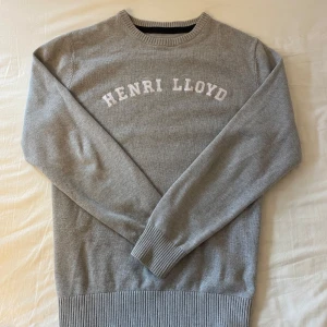 Grå Henri Lloyd knitwear sweater - Säljer denna stilrena Henri Lloyd sweater som både passar bra för everyday wear och lite finare tillfällen. Tröjan är i 10/10 skick och har endast använts 1 gång då den inte passar mig i storleken. Nypris 1.200. Hör gärna av er vid frågor osv🌟