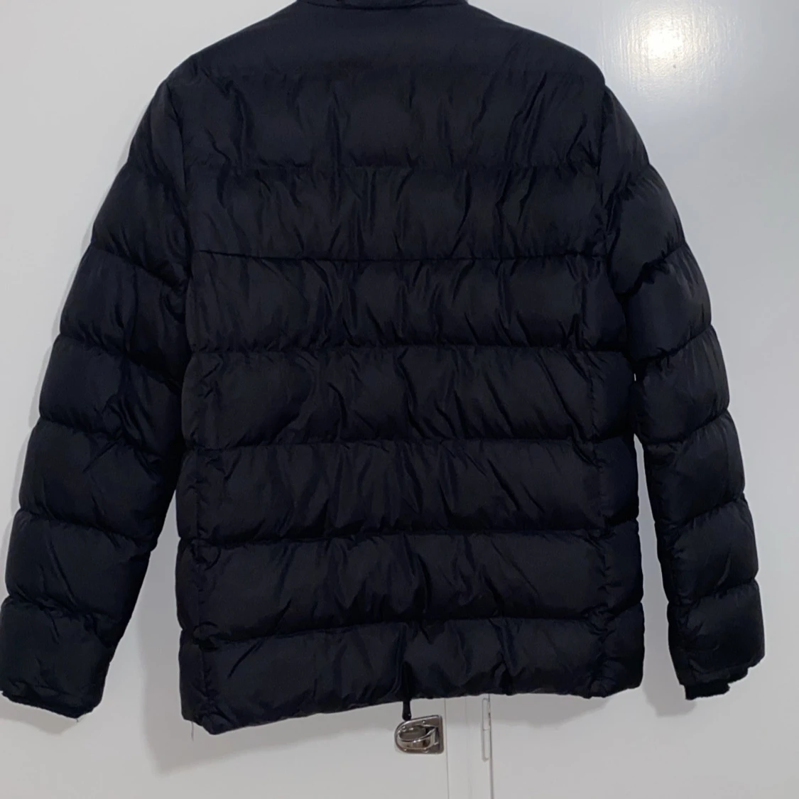 Svart dunjacka med broderad logga - 91