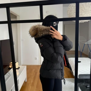 Parajumpers kort modell - Säljer nu min korta gråa Parajumper jacka med resor baktill vid midjan. Endast använd några få gånger. Köpt på Johnells 2021 för ca 8500:-. Har tyvärr inget kvitto kvar men det går att se via tag att den är äkta. Kan både mötas upp och frakta.