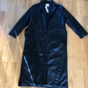 Urban Outfitters kappa i fuskläder - Väldigt fin kappa från Urban Outfitters, aldrig använd. 