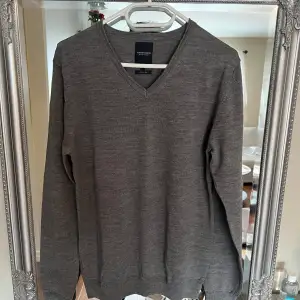 Selling a grey, stretchy wool sweater. Can also fit up to size medium. Great to style with suits.