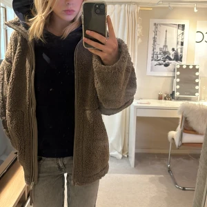 INTRESSEKOLL Viral teddyjacka i pilé från hm - ‼️INTRESSEKOLL SKRIV VAD NI ÄR VILLIGA ATT KÖPA FÖR‼️Slutsåld i alla storlekar, säljer pga köpte för stor 💘 Helt ny aldrig använd och lappen är kvar 🫶