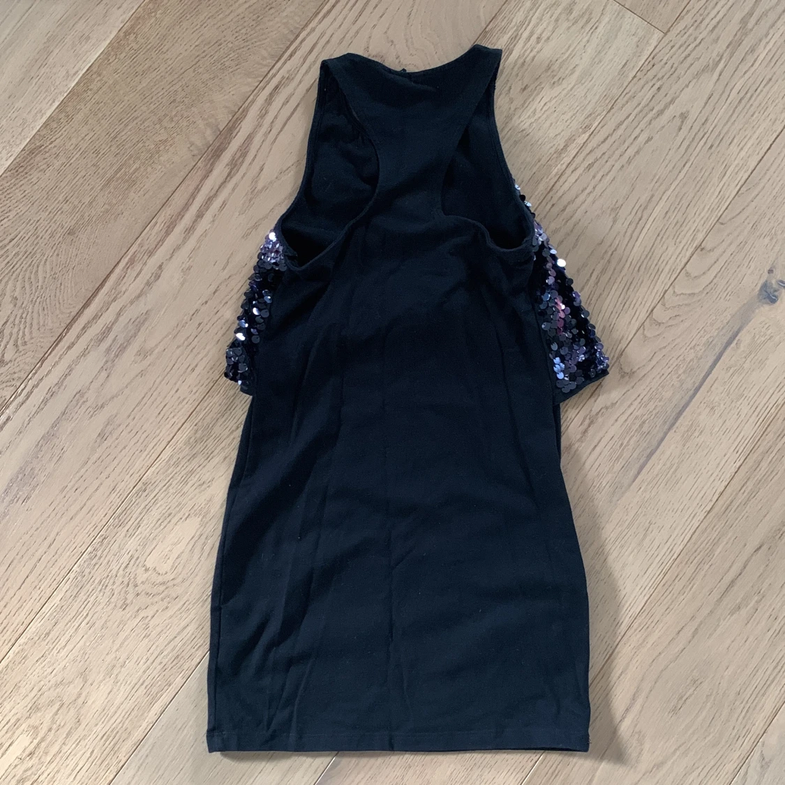 Svart paljettklänning från H&M - 90