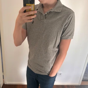 Ralph Lauren pike - Simpel snygg piké från Ralph. Mini fläck som syns på sista bilden! Storlek L funkade för mig med M