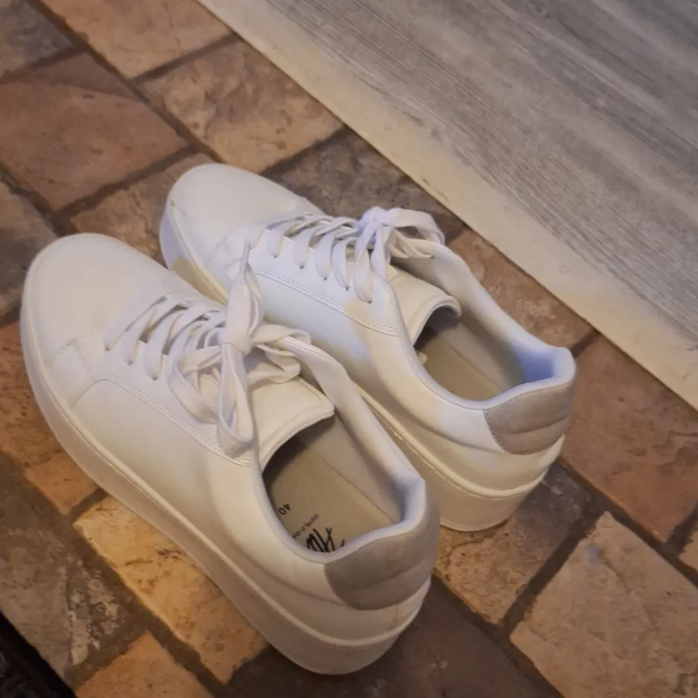 Dam sneakers från dinsko i storlek 40. Har bara används en gång, men jag säljer de för att jag har för många av likadana skor. De är praktiska skor för skolan. Köpte de för 550 men säljer för 399. Tar inte emot retur. Skor.