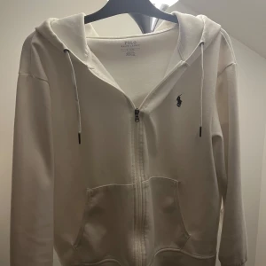 Ralph Lauren Zipup vit - Tjena! Säljer min vita Ralph lauren zipup då den var lite för stor för mig! Är storlek M och är helt ny nästan i perfekt skick! Nypris ca 2000kr, mitt pris 899kr😁 Har du någon fråga är det bara till att höra av dig!👍 Mvh Oscar 