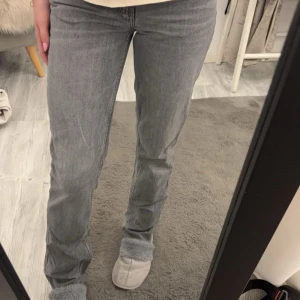 Jeans - Säljer nu mina gråa jeans från lager 157 då de är för små för mig! De är raka i benen och lågmidjade. De är i storlek XXS. Endast använda ett par gånger och i bra skick💕