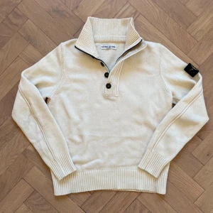 Stickad stone Island tröja  - Tröjan är i otroligt bra skick😊 Den är såklart 100% äkta  Storlek S  Sitter som S