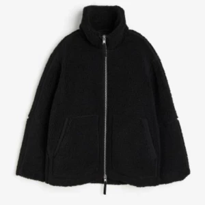 Fluffig Jacka H&M - Superskön fluffig jacka från H&M! I fint skick men säljer då den tyvärr inte kommer till användning längre 🥰 Kontakta för fler bilder och pris kan diskuteras❣️❣️